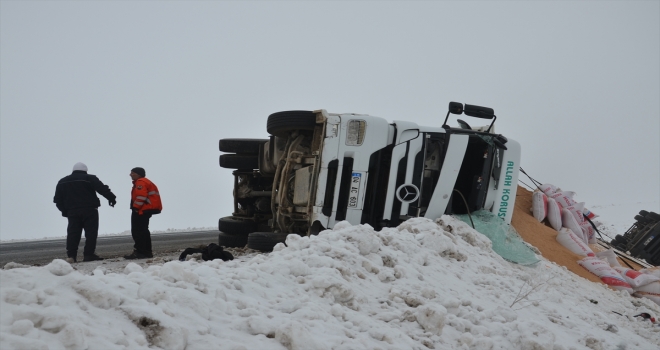 Karsta trafik kazaları: 4 yaralı