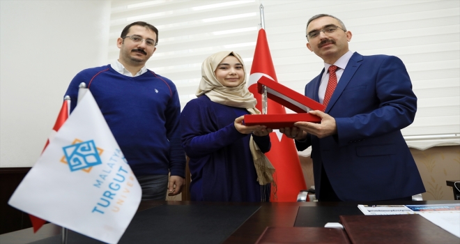 Optisyenlik yarışmasında birinci olan öğrenci ödüllendirildi 