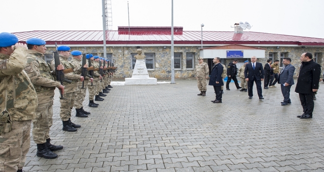 Vali Vekili Aslandan teröre darbe vuran birliğe ziyaret