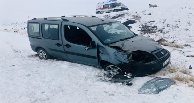 Karsta otomobil şarampole devrildi: 3 yaralı