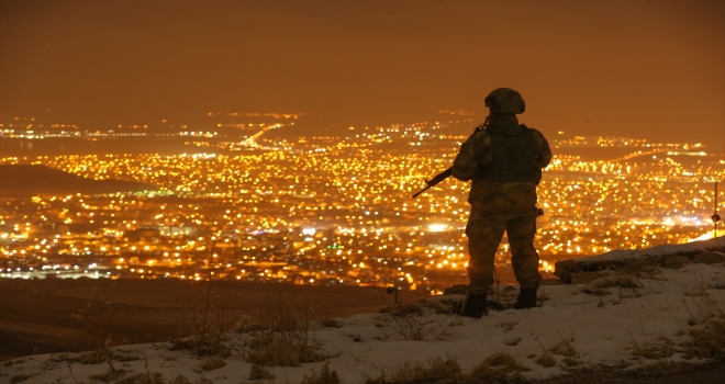 En uzun gecede eller tetikte