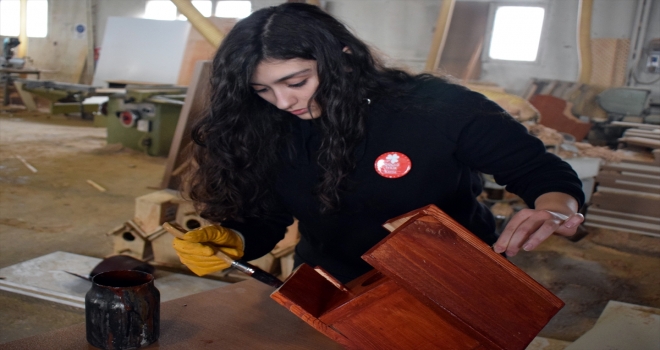 Buz tutan kentte kuşlara sıcak yuva yaptılar