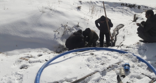 Arızaları gidermek için 3 kilometre yürüdüler
