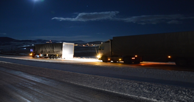 Tendürek Geçidinde kar yağışı ve buzlanma