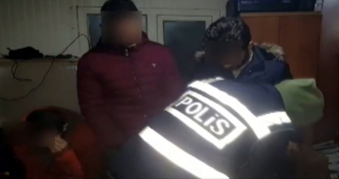 Uyuşturucuyu ayakkabı tabanında taşımışlar