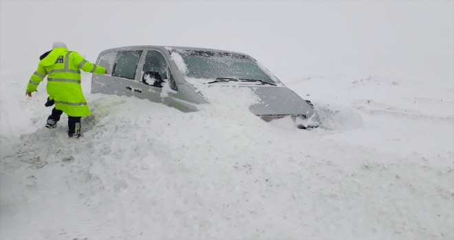 Erzincan-Sivas kara yolu ulaşıma kapalı