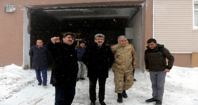 Validen karla mücadele ekibine tatlı ikramı