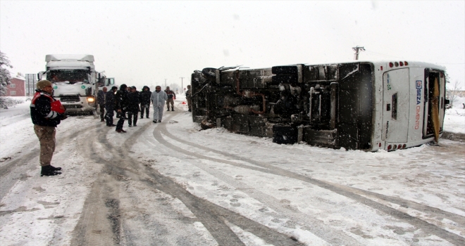 Elazığda işçi servisi devrildi: 16 yaralı 