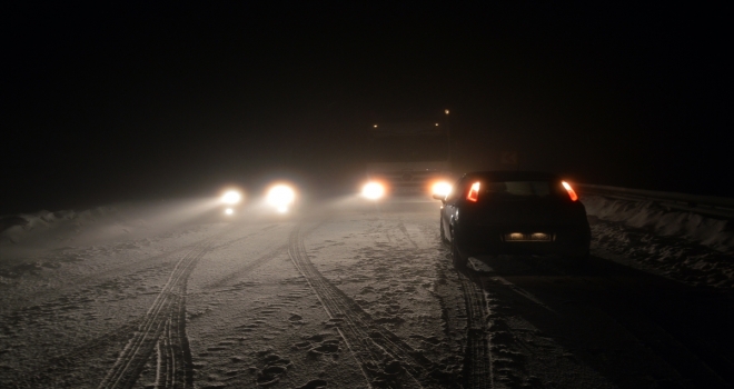 Tendürek Geçidinde kar yağışı ve tipi ulaşımı aksatıyor