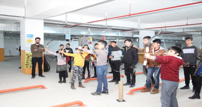 Ahlatta açılan okçuluk kursuna yoğun ilgi