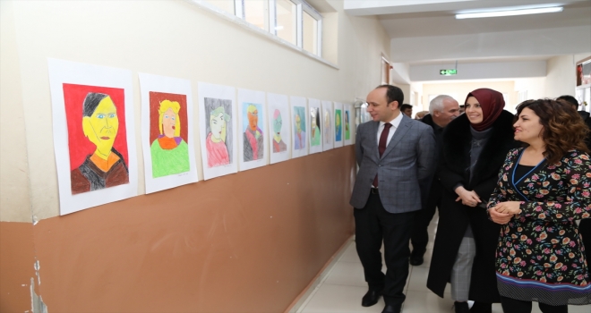 Başkaleli öğrenciler resim sergisi açtı