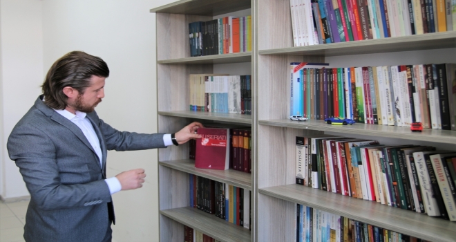 Şeker ve güzel kokuyla kitap sevgisi aşılıyor