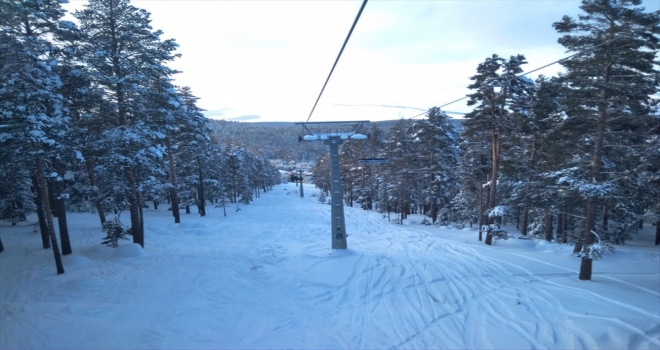 Karsın Sarıkamış ilçesindeki Cıbıltepe Kayak Merkezinin Karanlıkdere bölgesinde telesiyejin arıza yapması nedeniyle çok sayıda kişi mahsur kaldı. 