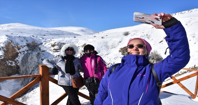 Susuz Şelalesi dondu 