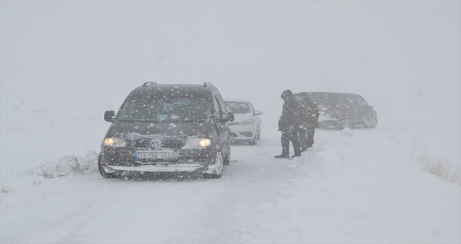Karda mahsur kalan 40 kişi kurtarıldı 