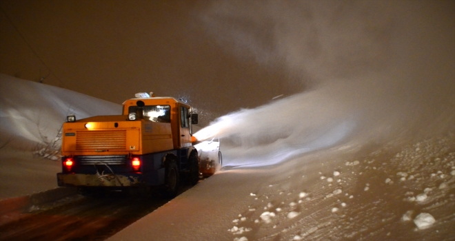 Yeni yıla karla mücadele ederek girdiler