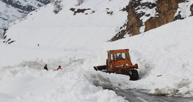 HakkariŞırnak kara yolunda çığ düşmesi sonucu kapandı