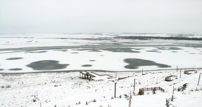 Elazığda baraj gölü buz tuttu