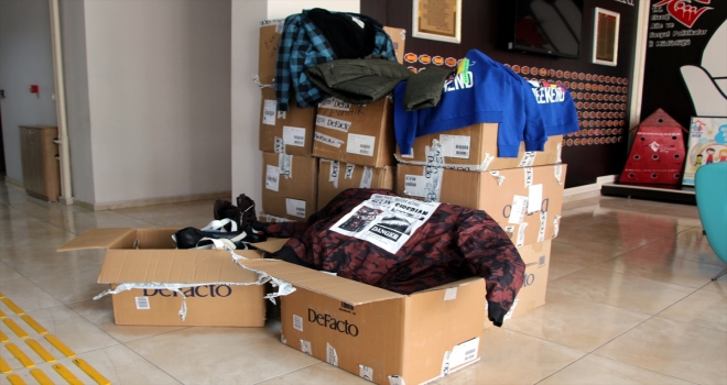 Elazığda kimsesiz çocuklara giysi yardımı