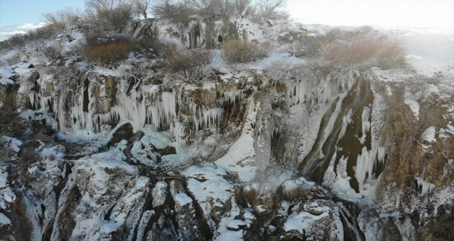 Girlevik Şelalesi Kışında görsel şölen sunuyor