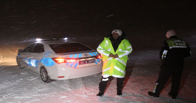 Erzincanda ulaşıma kar ve tipi engeli