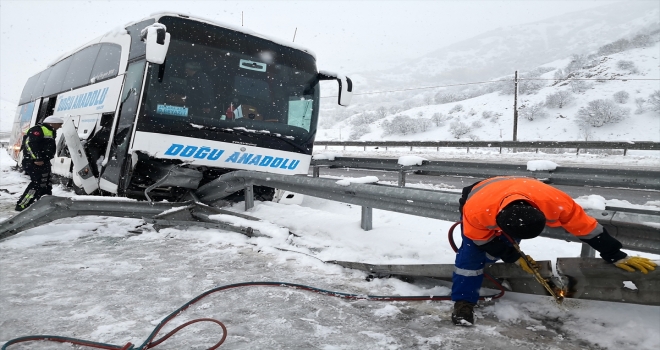 ERZİNCAN'DA 2 KAZA 4 YARALI