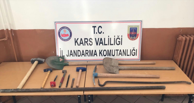 Karsta define bulmak için kaçak kazı yapan 8 şüpheli suçüstü yakalandı
