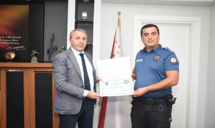 3 Kız Çocuğu Karşıya geçemeyince...