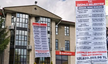 Başkan Yakut, Önceki dönem Borçları belediye binasına astı