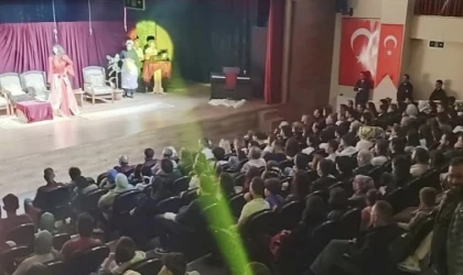 “İhtiyar Kız” tiyatro severleri eğlendirdi