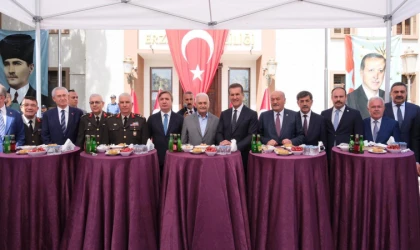 Valilik Önünde Toplu Bayramlaşma Programı