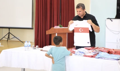 Demirci’den öğrencilere anlamlı hediye