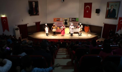 Vali Aydoğdu, "Harikalar Mutfağı" Tiyatro Oyununu Öğrencilerle Birlikte İzledi