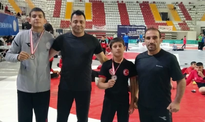 Genç Pehlivanlar Sivas'tan dereceyle döndü