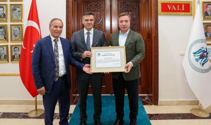 Vali Hamza Aydoğdu’dan Hayırsever İş İnsanına Teşekkür Belgesi