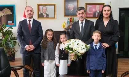 Öğrencilerden Başkan Bekir Aksun’a 23 Nisan Ziyareti