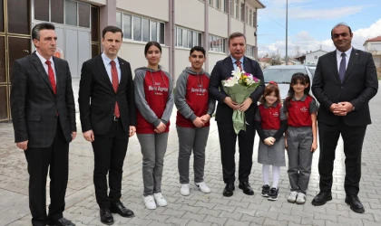 Vali Aydoğdu Altınbaşak’ta Gençlerle Buluştu, Spor Kulübü Müjdesi Verdi