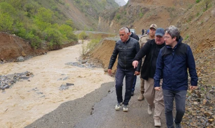 Kemaliye’de yoğun yağmur yağışı nedeniyle Yol Çöktü