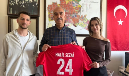 42 Yıllık Çınarın Gölgesinde Alkış Tufanı: MYO’lu Gençler Ezber Bozdu!