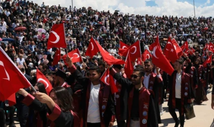 EBYÜ’de 2025-2026 Eğitim-Öğretim Yılı Mezuniyet Coşkusu