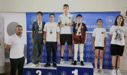 Erzincanlı Yüzücülerden Madalya Yağmuru