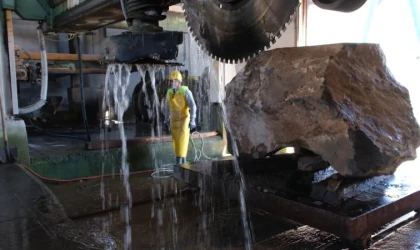 Andezit Taşı Fabrikası’nda Günlük 250 Metrekare Taş İşleniyor