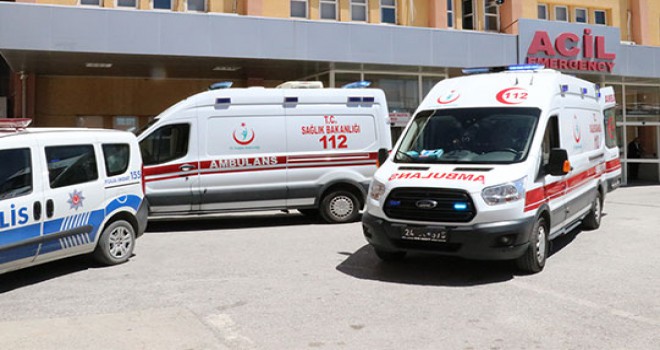 YOLCU OTOBÜSÜ İŞ MAKİNESİNE ÇARPTI; 17 YARALI
