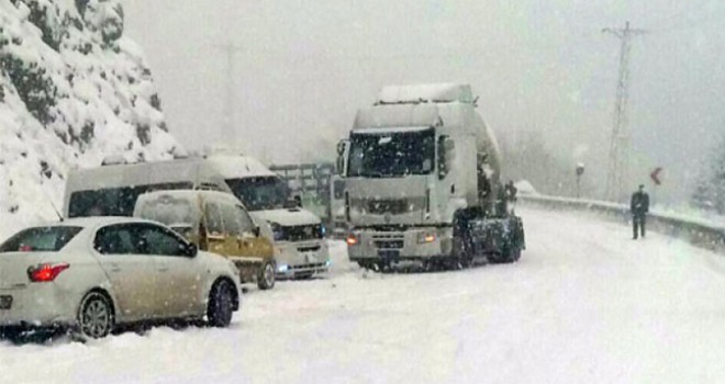 KAR YAĞIŞI ULAŞIMDA AKSAMALARA NEDEN OLDU
