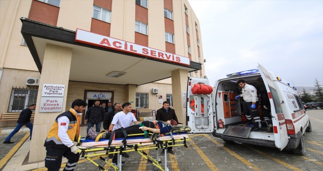 Malatyada yolcu midibüsünün devrilmesi